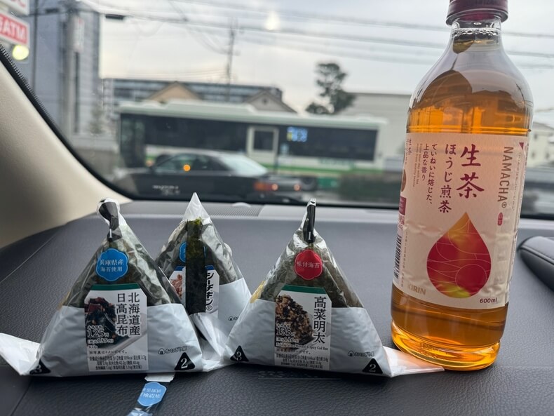 日本だとおにぎり３個３５０円でお茶が付くキャンペーン